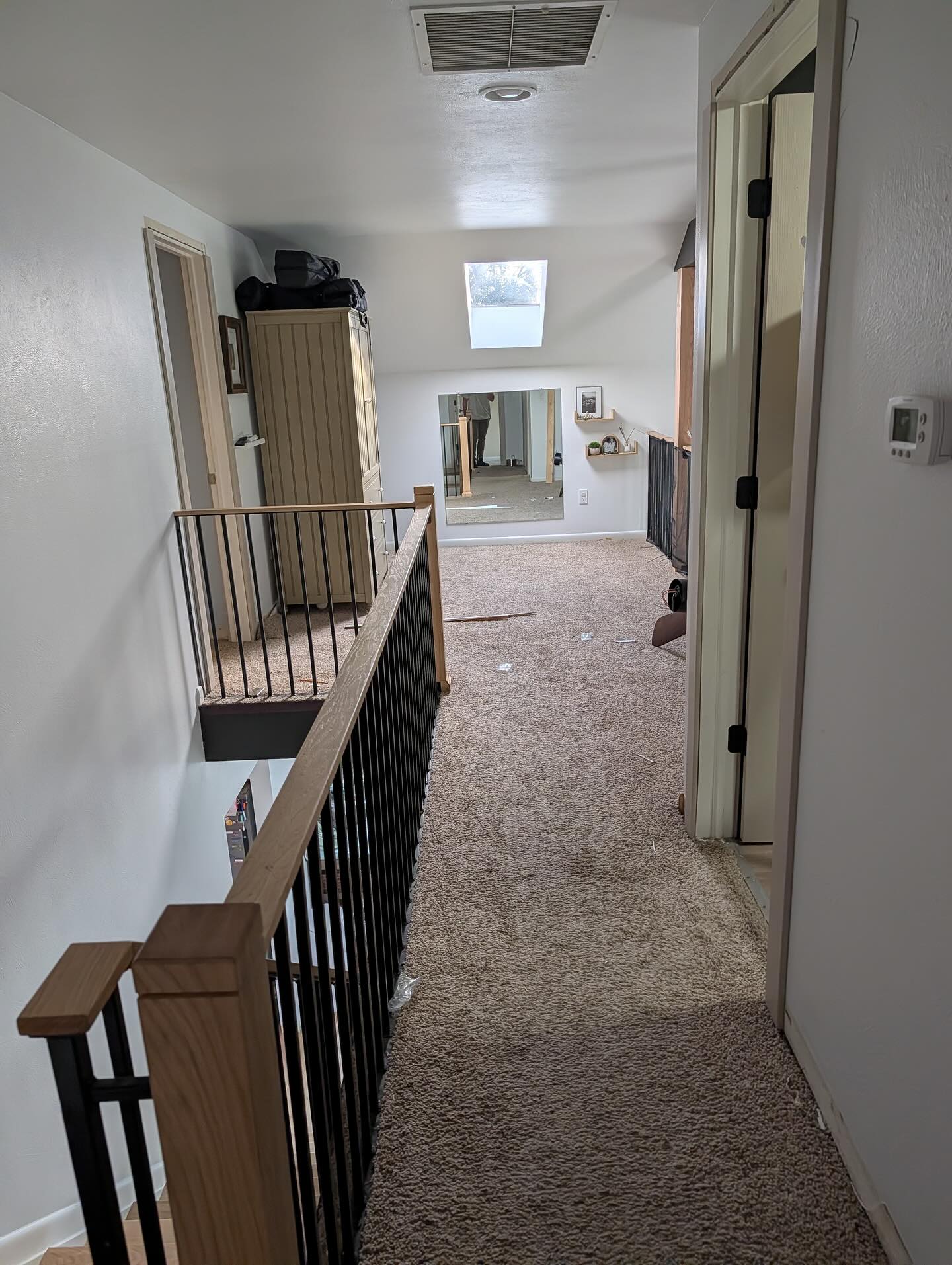 Swipe ⬅️ to see the transformation! What a difference hardwood floors make. They are both more aesthetically appealing and good for air quality. It is like vaping, except the exact opposite. Want to jazz up your upstairs hallway? We got you! 