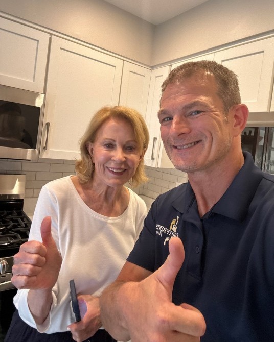 If you saw our recent reel, you already know how great this kitchen backsplash project turned out... Swipe for a few more before and after photos of Sandy's space👉

Looking for a new design to spruce up your kitchen, bathroom, laundry room, or another area of your home? Come talk to us about our tile installation services: https://tinyurl.com/ftprntsflrsfrfx

