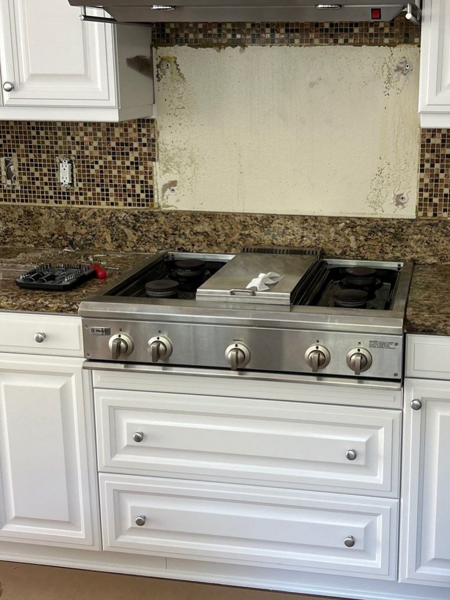 ✨ Kitchen Transformation in Progress! ✨

Tile installation isn&rsquo;t just for floors!

Swipe through to see the journey from before ➡️ during ➡️ after! A beautiful new backsplash can completely transform the look and feel of a kitchen, adding style, personality, and lasting value.

From careful preparation to precise installation, every detail matters&mdash;and the finished result speaks for itself! 

Thinking about giving your kitchen a fresh new look? Footprints Floors Orange County has you covered!

📞 Contact us today for a free estimate and let&rsquo;s bring your vision to life!

