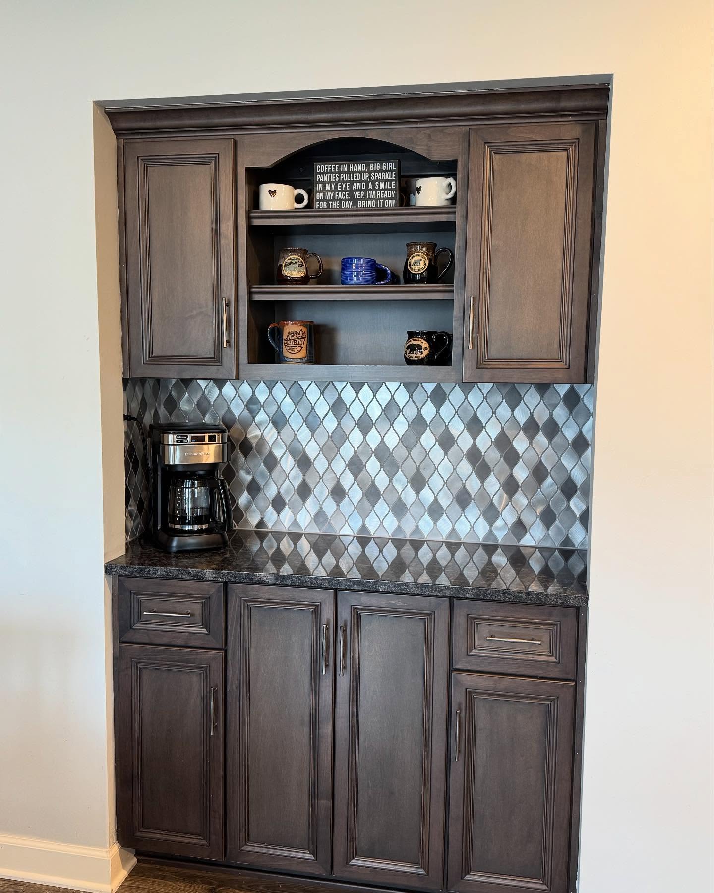 A stunning backsplash can transform any kitchen. This recent install brought the perfect blend of style and function. What do you think of the final look? 👀👇 