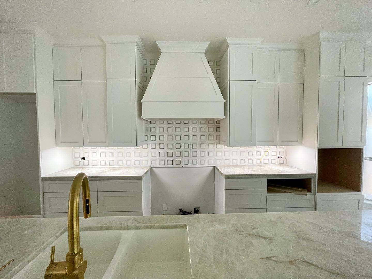Look at what a good backsplash can do to your kitchen!!!! scroll left to see a closer look👀 Call us today for your free estimate (210)940-3008 