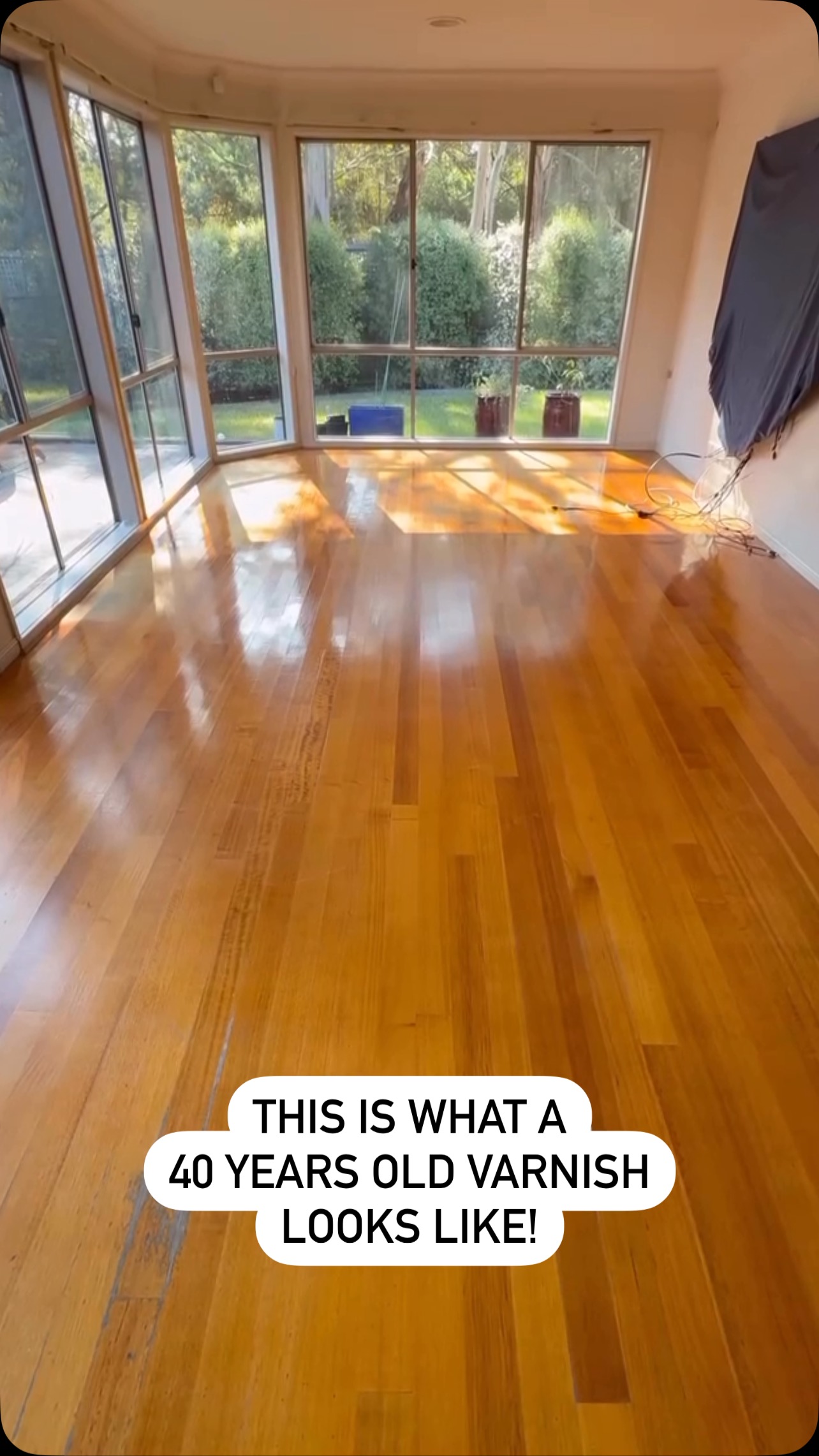 We transform your old flooring with a professional refinish, restoring its beauty and enhancing its natural tone. ⭐️

Breathe new life into your spaces with an elegant and long-lasting finish! House 🏠🔨

Contact us for more information.‼️

