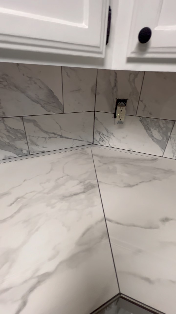 When it comes to your backsplash and tile countertops it’s all in the details! Check out this amazing transformation and give us a call at (956)253-8300 to schedule your free estimate! 
Great Floors|Great Impressions 👣👣