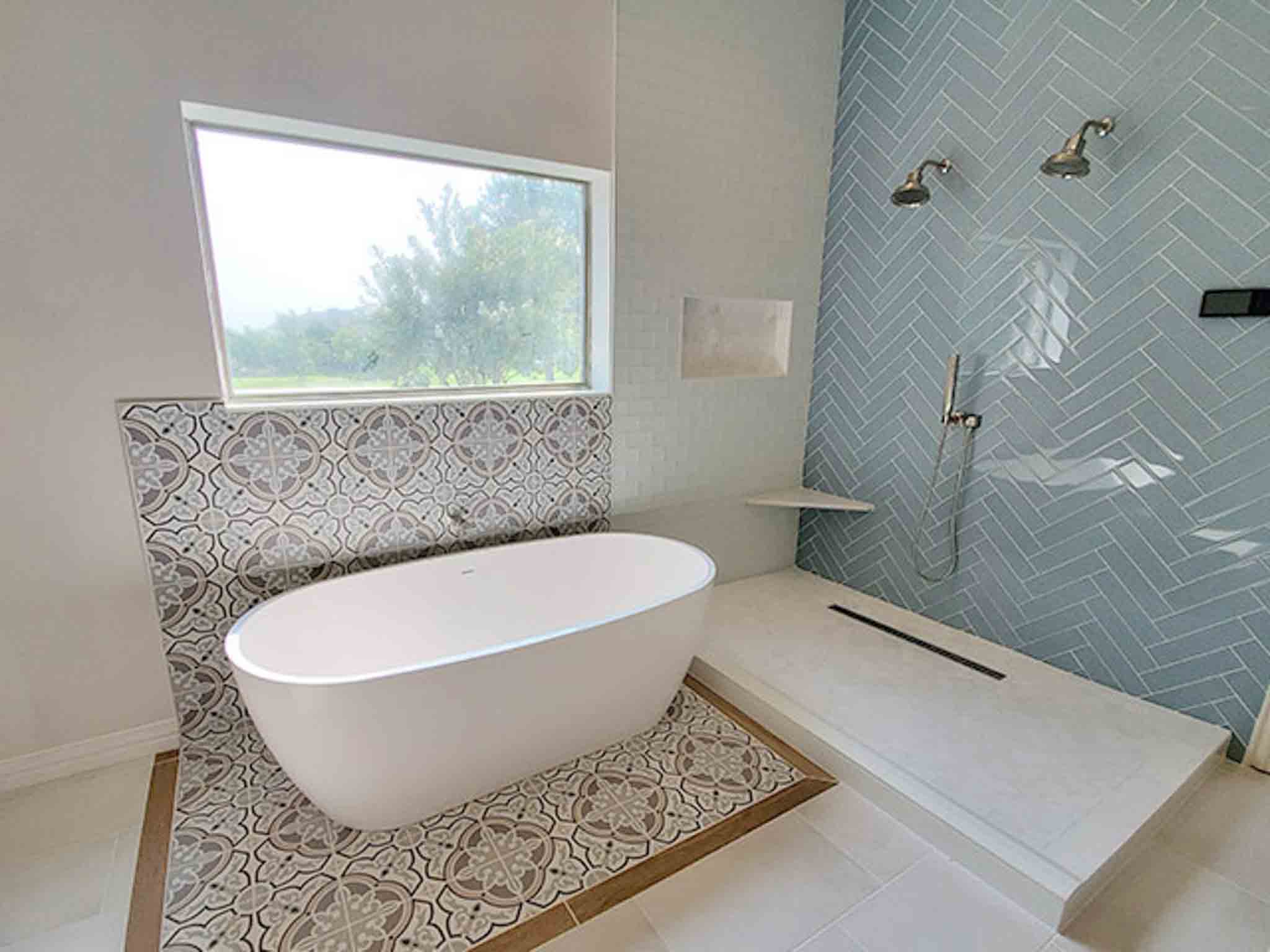 A refinished bathroom with Footprints Floors of the MidSouth tiling services.