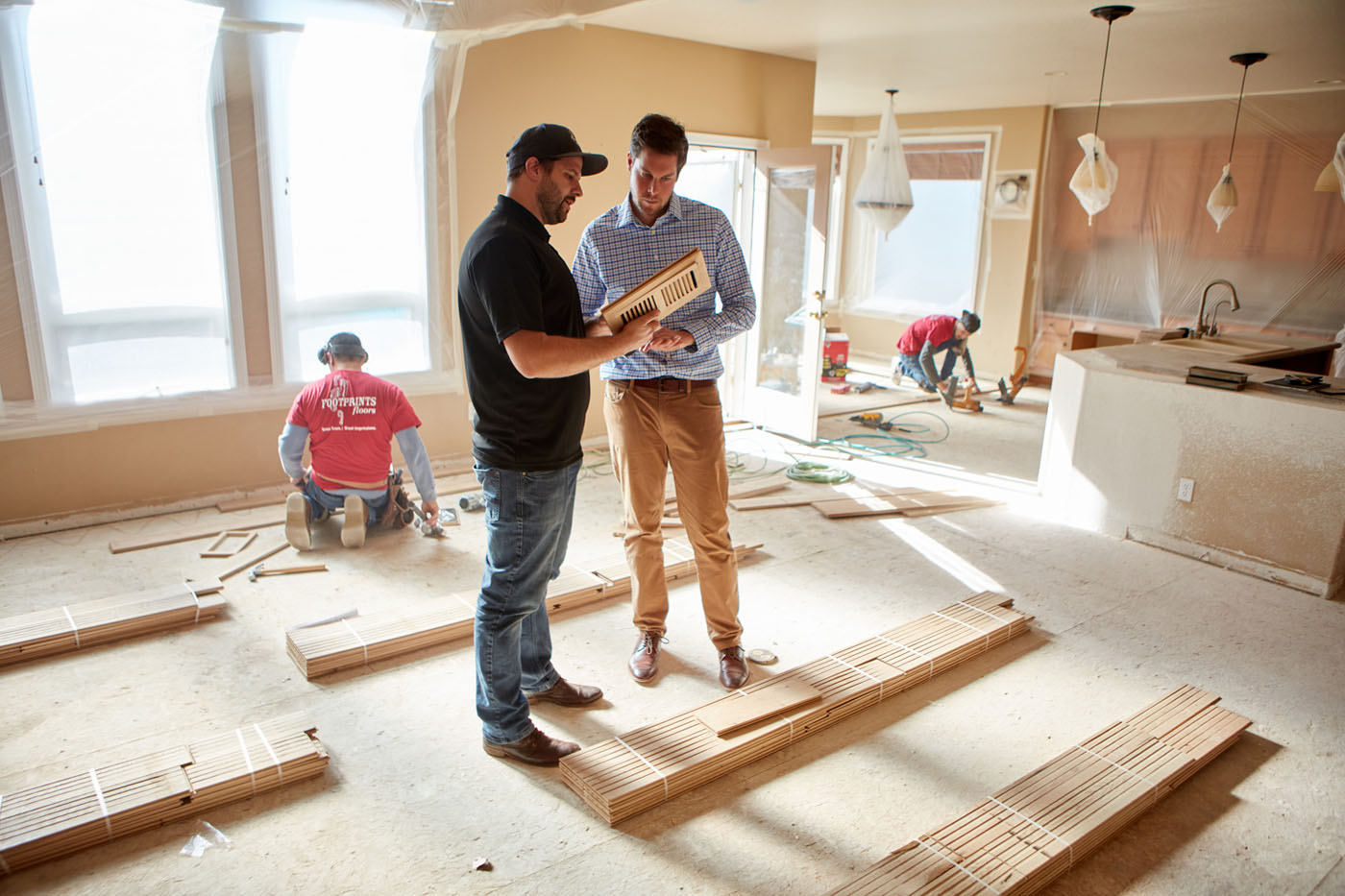 An image of a Footprints Floors professional working with a customer and explaining their flooring project.